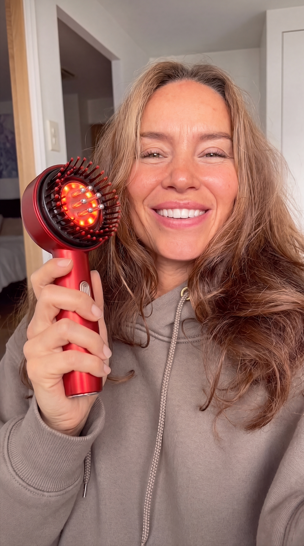 Customer reviewing the Comfio Scalp Massager
