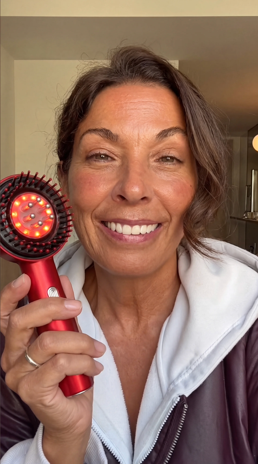 Customer reviewing the Comfio Scalp Massager