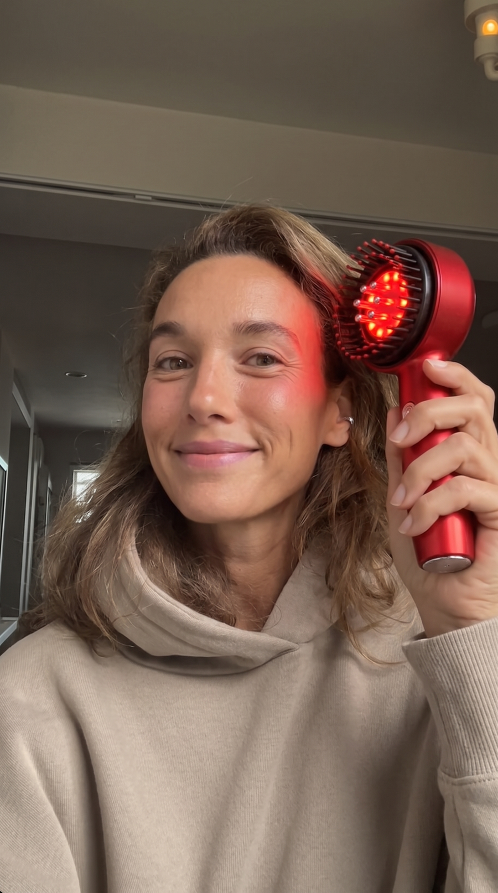 Customer reviewing the Comfio Scalp Massager
