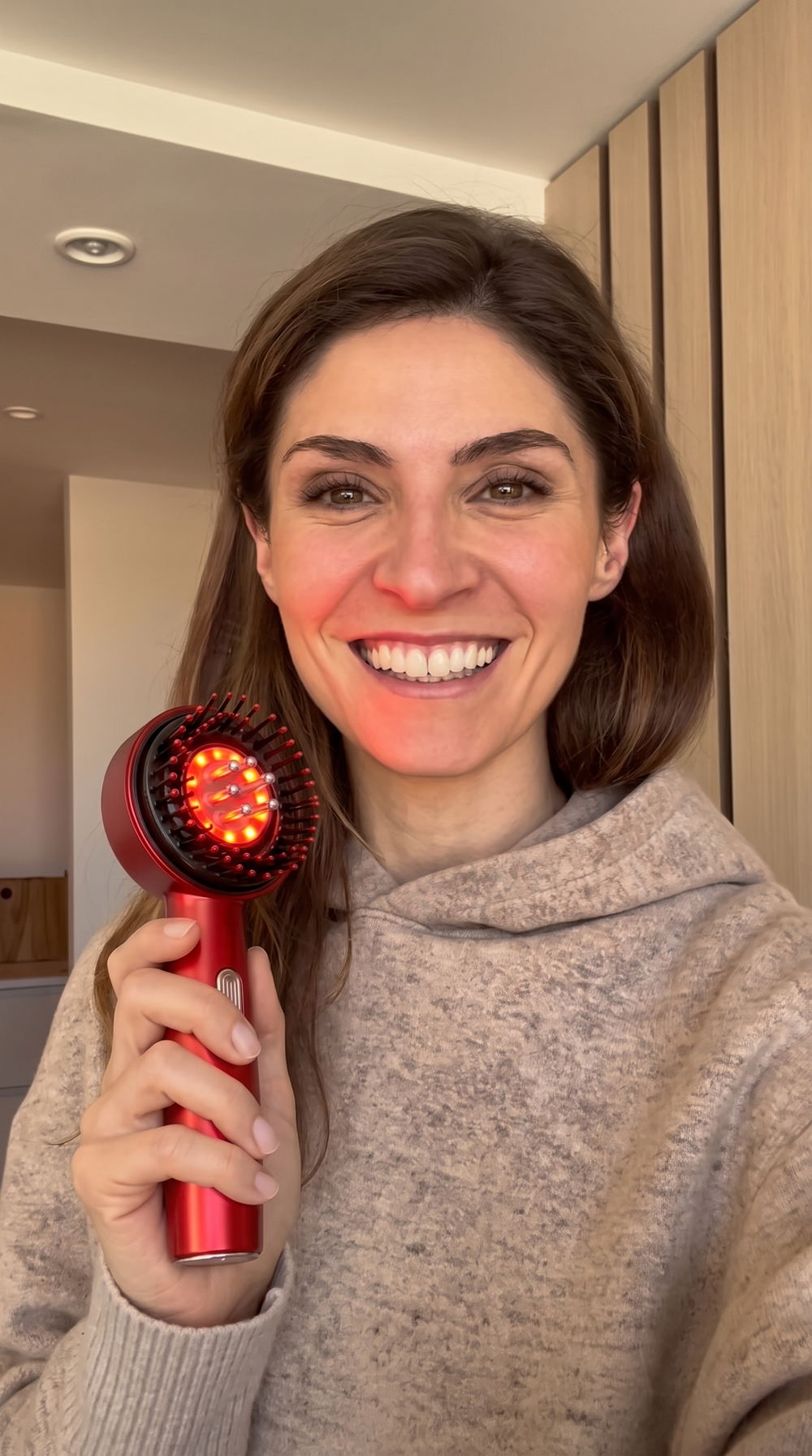 Customer reviewing the Comfio Scalp Massager