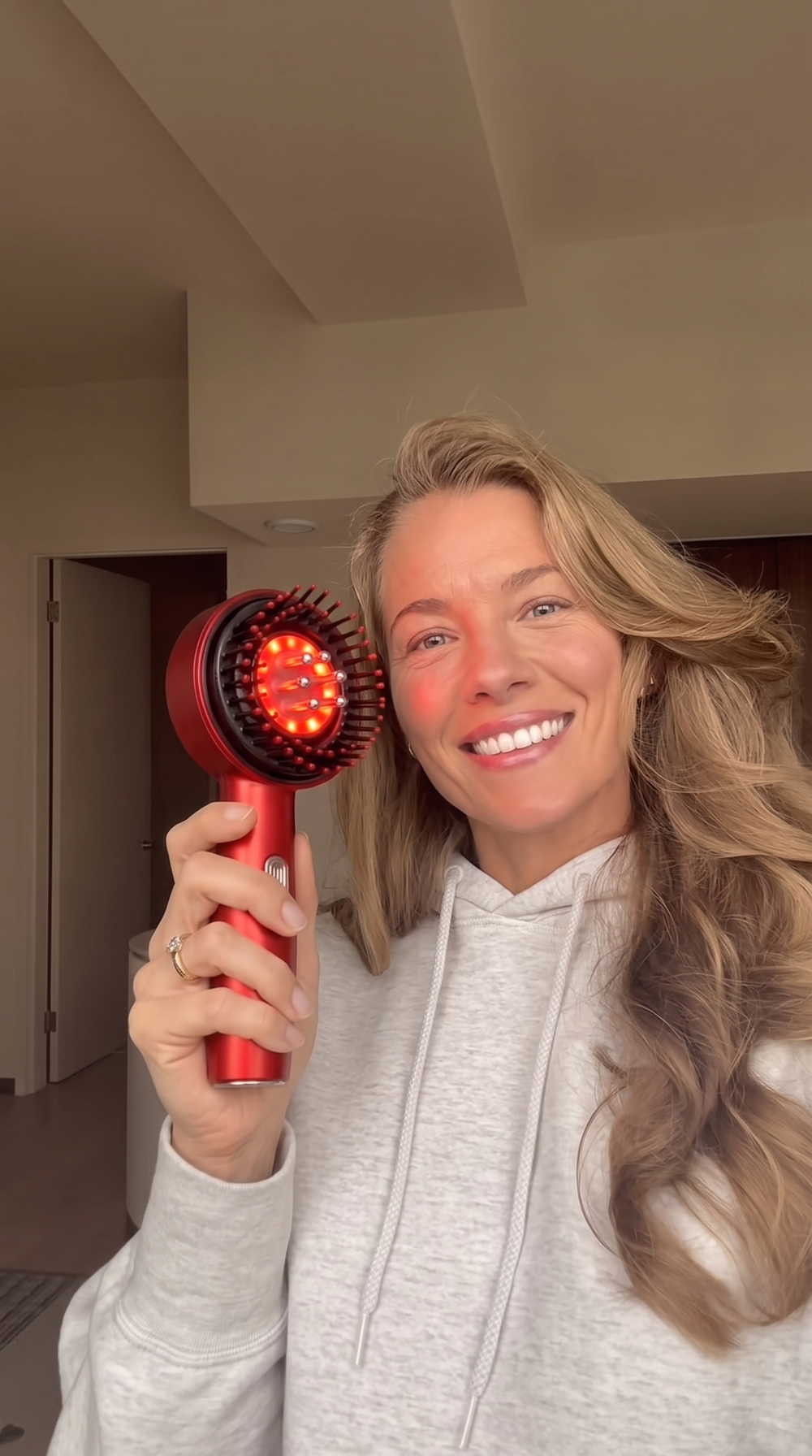 Customer reviewing the Comfio Scalp Massager